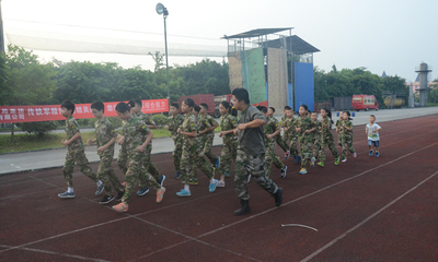 沉浸軍旅，磨礪成長(zhǎng) 重慶軍事拓展夏令營(yíng)的專業(yè)設(shè)備與精心策劃
